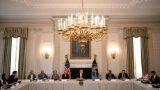 Trump préside une réunion qui tourne au déchaînement contre la presse