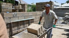 Au Kirghizstan, l'apparition de maisons en riz, écologiques et économiques