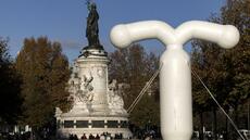 A Paris, un stérilet géant pour interpeller sur le sort des contraceptifs américains