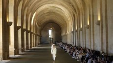 Jacquemus joue les paysans au château de Versailles en clôture de la Fashion Week