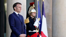 France-Algérie: Paris annonce l'expulsion de douze diplomates et rappelle son ambassadeur