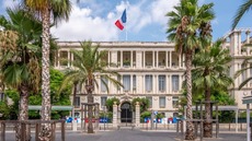 Immigrés sans-papiers mais indispensables : vers une régularisation facilitée dans les métiers en tension ?