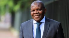 La dernière chronique de Jean-Baptiste Placca sur RFI: les hommages des confrères et auditeurs en Afrique