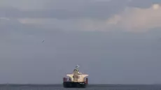 Tensions en haute mer : Les États-Unis tentent de prendre le contrôle d’un tanker escorté par la Russie