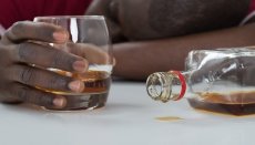 Ziguinchor, l’alcool agonise la jeunesse et relentit le dévéeloppement de la région. ( Par Nicolas Silandibithe (…)