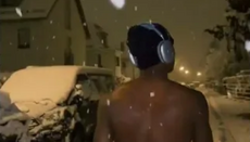 Nicolas Jackson enflamme les réseaux sociaux en marchant presque nu sous la neige (vidéo)