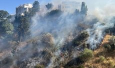 Incendie à Tanger : alimenté par le chergui, le feu atteint les habitations, plusieurs maisons évacuées