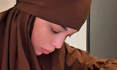 L’actrice Asmao filmée en train d’écrire des versets du coran : Un moment spirituel qui touche ses fans (vidéo)