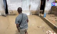 À Kawsara, les inondations détruisent le mur d’une maison et envahissent les chambres