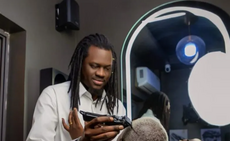 Omaro coiffe sa future épouse : La scène qui fait buzz (5 photos)