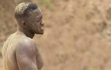 En plus de la défaite, les choses se compliquent gravement pour le lutteur Fils de Tigre