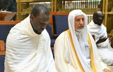 Ousmane Sonko accomplit la Oumra à La Mecque : Une image forte d’un moment spirituel