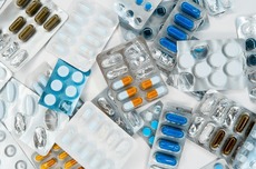 Smecta, Voltarène, Maxilase… Ces médicaments que nous prenons tous et que Prescrire déconseille en 2026