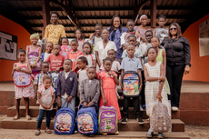 La Première Dame au chevet des familles vulnérables dans l'Estuaire : Distribution de kits scolaires