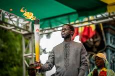 JOJ Dakar 2026 : la Flamme olympique remise à Bassirou Diomaye Faye