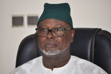 « Tu vas répéter tes injures devant la Cybercriminalité » : Alioune Tine porte plainte contre…
