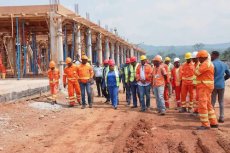 Visite des chantiers de l'Éducation nationale à Moanda