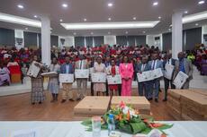 Remise de la première vague d'équipements informatiques et des clés des bus de transport du personnel