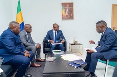 Séance de travail du ministre Mouissi avec les responsables de la Société Nationale Immobilière (SNI)