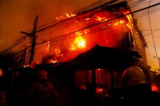 Drame à Tlemcen : il tue une famille entière avant d’incendier leur maison, un jeune homme arrêté