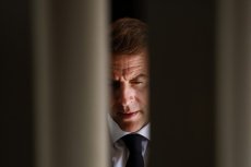 Polémique en France : Bardella accuse Macron de « se mettre à genoux » devant Alger