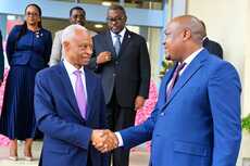 Coopération municipale : Le Maire de Moanda prend part à la cérémonie de lever des couleurs à Libreville