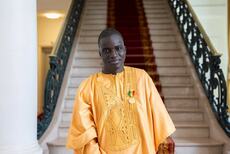 Pape Natango, le brillant élève en situation de handicap, retrouve une partie de la motricité des bras