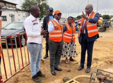 Le Ministre des Travaux Publics et de la Construction sur le terrain