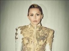 Quand la mode s’inspire : la tenue de Miley Cyrus rappelle le Karakou algérien