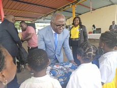 François Ndong Obiang distribue des kits scolaires aux meilleurs élèves