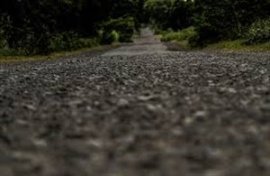 Nigéria : Un enfant de 10 ans crée un exemple de route contre les nids de poule