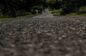 Nigéria : Un enfant de 10 ans crée un exemple de route contre les nids de poule